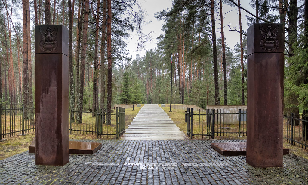 Катынский мемориал. Катынь мемориальный комплекс Смоленск. Мемориал Катынь. Катынский мемориал Смоленск. Катынь Смоленск.